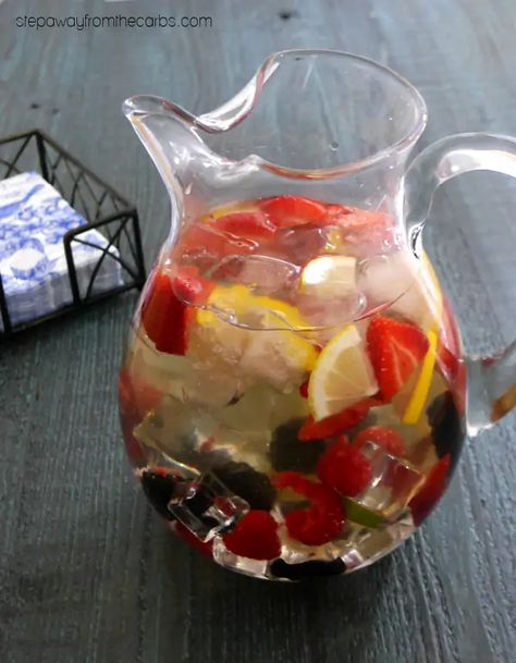 Low Calorie Sangria, Sangria Vodka Recipe, Sweet Sangria Recipe, Sugar Free Wine, Wine Punch Recipes, Low Calorie Wine, Wine Spritzer Recipe, Mango Sangria, Vacation Drinks