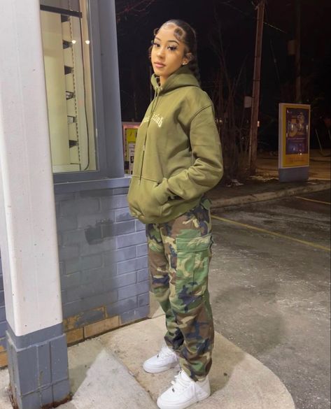 Green Hoodie Outfit, Mode Zara, Effortlessly Chic Outfits, Insta Pics, Tomboy Style Outfits, Green Hoodie, Camo Pants, Streetwear Fashion Women, Simple Trendy Outfits