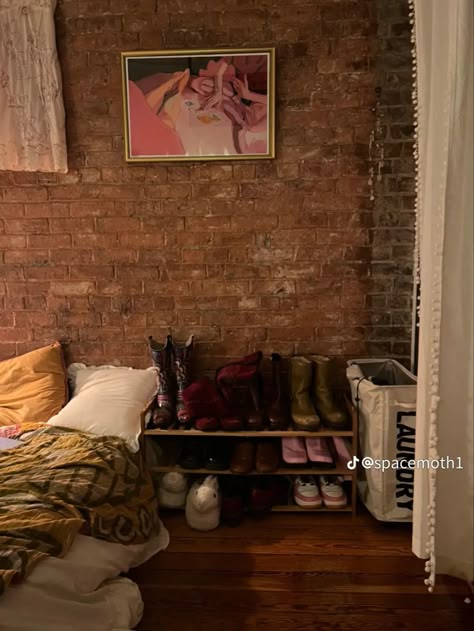 Messy Apartment Aesthetic, Nyc Decor, Bedroom Decor Aesthetic, Aesthetic Plants, Nyc Apt, Cool Room, In My Room, Future Apartment, Moving House