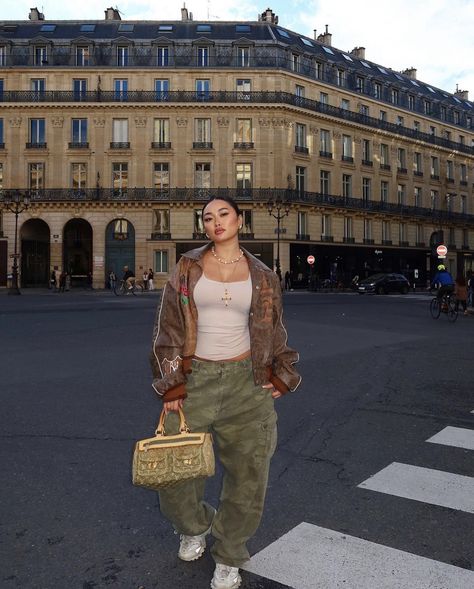 Womens Streetwear, Travel Winter, Green Joggers, Baddie Fits, Outfit Inspired, Dream Outfits, Women Streetwear, Insta Pics, Beige Top