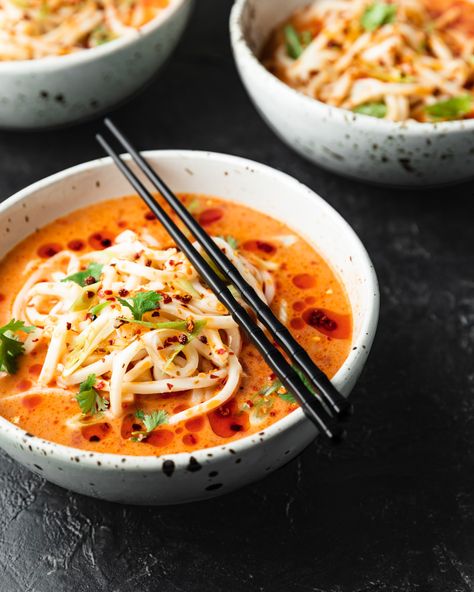 This vegan Spicy Udon Noodle Soup comes together in minutes. Coconut broth, chopped tomatoes, and hot chili oil form a spicy, sour, and creamy elixir. Vegan Udon Noodle Soup, Vegetarian Udon Noodles, Udon Soup Recipe, Coconut Broth, Udon Noodles Recipe, Exotic Recipes, Soup Quick, Udon Soup, Udon Noodle Soup