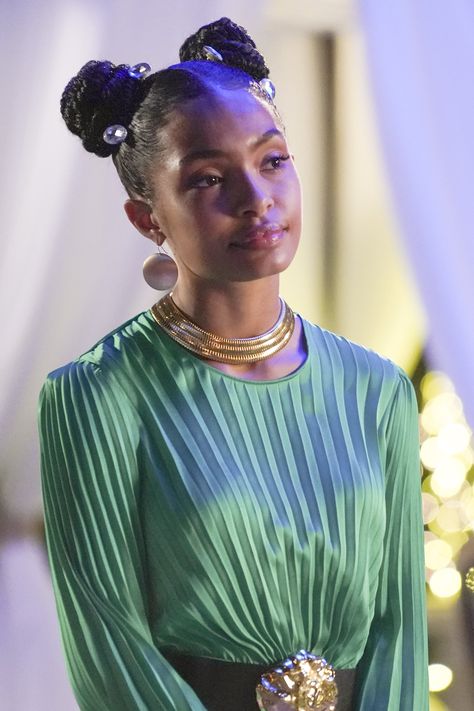 Yara Shahidi's Braided Space Buns Space Buns Hairstyles For Black Hair, Yara Shahidi Hairstyles Grown Ish, Grownish Hairstyles, Yara Shahidi Hairstyles, Knot Hairstyle, Space Buns Hair, Braided Space Buns, Knot Hairstyles, Bantu Knot Hairstyles