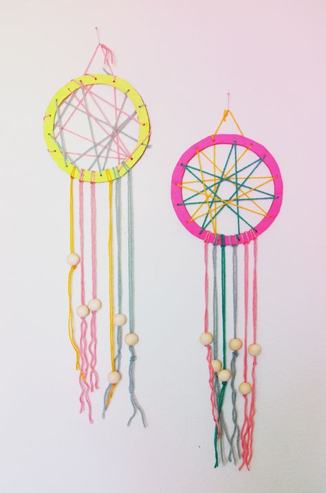 camp home: cardboard dream catchers Diy Dream Catcher For Kids, Dream Catcher For Kids, Atrapasueños Diy, Diy Summer Crafts, Dream Catcher Craft, Summer Craft, Summer Crafts For Kids, Dream Catcher Diy, Crafty Kids