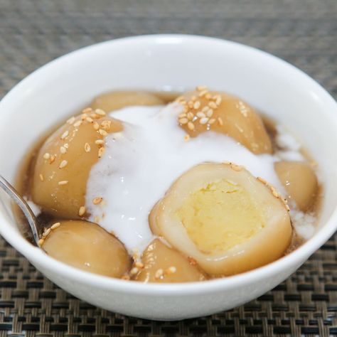 This recipe for Sticky Rice Balls in Ginger Syrup (Che Troi Nuoc) is a gooey warm dessert that is truly my favorite sweet treat. The slightly chewy, sticky dough with its mealy bean filling and oh-so-sweet ginger syrup are a heavenly combination. Sticky Rice Balls, Vietnamese Desserts, Sweet Sticky Rice, Vietnamese Dessert, Rice Desserts, Warm Desserts, Ginger Syrup, Mung Bean, Rice Balls