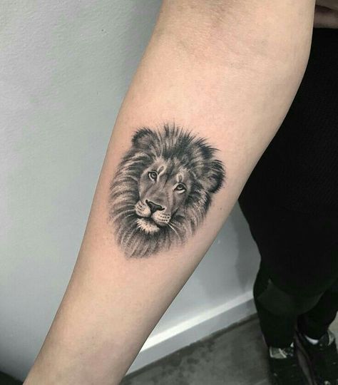 Lejon Simple Lion Tattoo, Lion Tattoo Meaning, Small Lion Tattoo, Tier Tattoo, Tattoo Lion, Tattoo Placements, Lion Head Tattoos, Tattoo Trend, Leo Tattoos