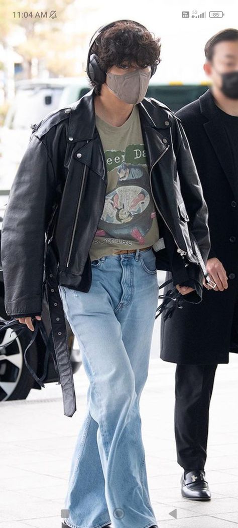 Taehyung In Casual Outfit, Taehyung Fashion Aesthetic, Kim Taehyung Outfit Airport, Taehyung In Casual Clothes, Airport Fashion Kpop Men, V Style Bts, Kim Taehyung Style Outfit, Kim Taehyung Fashion Style, Tae Airport Fashion