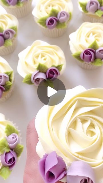 Blooming Marvellous Cakes on Instagram: "Elevate a simply swirl rose piped with a 2D nozzle by adding mini buds piped with a 104 and leaves. Swirl roses are taught in the Beginners Cupcake Class. Tomorrow I’m holding my first Intermediate class. Looking forward to building on the skills already learnt. 👏👏 #buttercreamswirls #buttercreamroses #buttercreamfrosting #buttercreamcupcakes #floralcupcakes #flowercupcakes #handpiped #cupcakedecorating #cupcakedecorado #cupcakegrid #cupcakestyles #cupcakebouquet #vanillacupcakes #pipingflowers #cupcakereels #cupcakedesign #buttercreamcupcakes #buttercreamfrosting #bloomingmarvellouscakes #cuppies #pipingtechniques #buttercreamlove #cupcakeclass #cupcakeoftheday #cupcakeideas #rosecupcakes #cupcaketime #americanbuttercream" Russian Tip Cupcakes Ideas, Cupcakes With Buttercream Flowers, Piping Roses On Cupcakes, Floral Cupcakes Simple, Mini Floral Cupcakes, Spring Cupcakes Decoration, How To Pipe Flowers On Cupcakes, Cupcake Flower Designs, Floral Cupcake Ideas