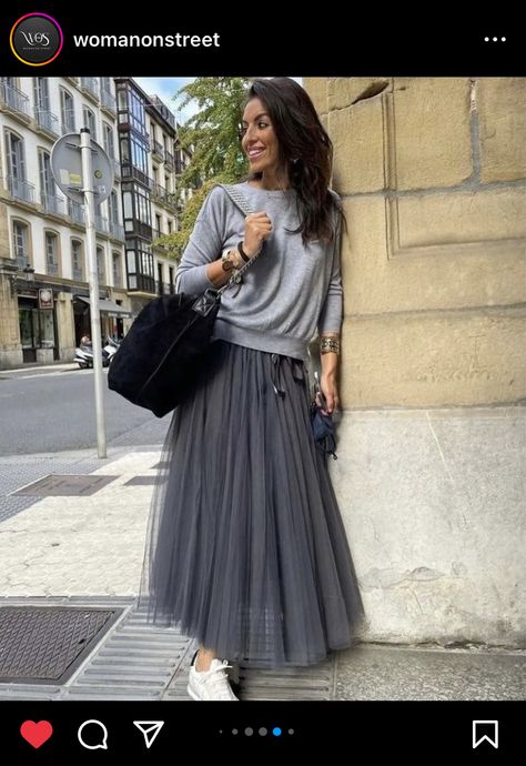 Tulle Skirt Outfits Winter, Tulle Skirt Casual Outfit, Grey Tulle Skirt Outfit, Tule Skirt Outfit, Tulle Skirt Outfit Casual Street Style, Grey Maxi Skirt Outfit, Black Tulle Skirt Outfit, Tulle Skirt Outfits Casual, Gray Skirt Outfit