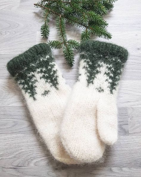 Christmas Knitting Ideas, Knit Mittens Pattern, Mittens Knit, Knitting Mittens, Christmas Mittens, Knitted Gloves Mittens, Winter Knitting, Knitted Mittens Pattern, Knitted Mittens