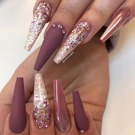 Beautiful nails by @solinsnaglar Ugly Duckling Nails page is dedicated to promoting quality, inspirational nails from a vast array of… Acrylic Ombre, Ombre Burgundy, Mauve Nails, Coffin Nails Matte, Nail Design Video, Nagellack Trends, Long Nail Designs, Stiletto Nails Designs, Rose Gold Nails