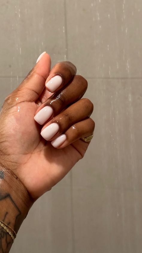 Short Elegant Nails For Black Women, Classy Manicure Short Nails, Crème Colored Nails, Manicure With Gel Polish, Gel Polish On Natural Nails Black Women, Russian Manicure Black Women, Dip Manicure With Design, Elegant Nails Black Woman, Short Nail Black Women