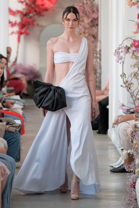 Spring 2024 Bridal Trend: The Special One [PHOTOS] – WWD Valentino Wedding Dress, Naeem Khan Bridal, Spring Wedding Outfit, Spring Wedding Guest, Spring Trends Outfits, Fashion Week Trends, Spring Wedding Guest Dress, Spring Wedding Dress, Early Spring Outfits