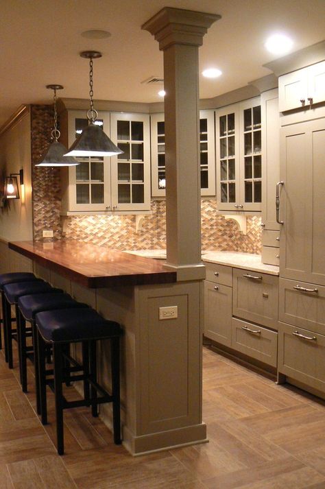 Kitchen Island With Columns, Small Kitchen Bar, Basement Kitchenette, Kitchen Layouts With Island, Kitchen Bar Design, Rustic Basement, Basement Bar Designs, Kitchen Island Bar, Kabinet Dapur