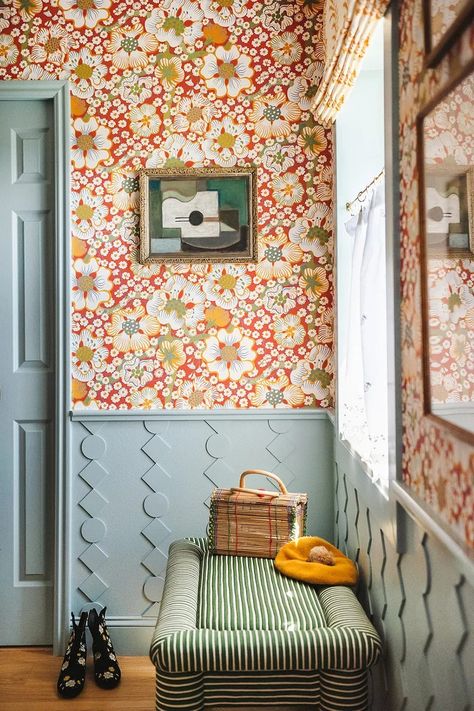 red wallpapered bathroom Parisian Peel And Stick Wallpaper, Textured Wallpaper Accent Wall Kitchen, Two Tone Half Bath, Colorful Baseboards And Trim, Maxamilist Entryway, Master Bed Wallpaper, Eclectic Craftsman Home, Decorating Small Townhouse, Eclectic Bathroom Wallpaper