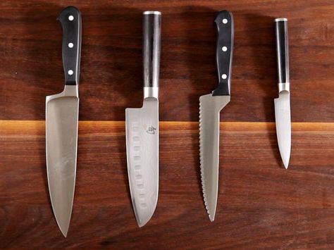 Sharpen your knife skills with our guide! Here's how to choose, use and care for knives. Baking Knowledge, Kitchen Knowledge, Basic Cooking, Baking Gadgets, Knife Skills, Kitchen Skills, Cooking Tutorials, Basic Kitchen, Cooking 101