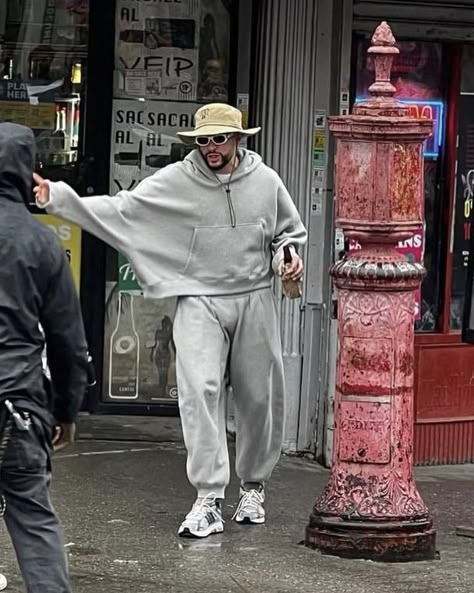 Bad Bunny Street Style, Bad Bunny Style Outfits, Bad Bunny Outfits Men, Bad Bunny Fits, Bad Bunny Bunny, Bad Bunny Fashion, Bad Bunny Style, Bad Bunny Cover Photo, Bad Bunny Outfits