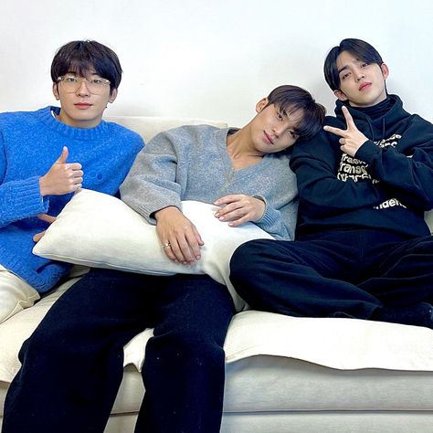 #wonwoo #mingyu #seungcheol Mingyu Sitting, Wonwoo And Scoups, Mingyu And Scoups, Seventeen Hip Hop Unit, Raph Lauren, Scoups Icon, S.coups Icon, Svt Wonwoo, Futurisme Retro