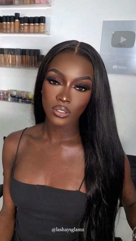 beautiful makeup look by: @lashaysglamz 💄 Black Woman Glam Makeup, Dark Skinned Makeup, Uk Black Girls Makeup, Look Baddie, Glossy Makeup Black Women, Dark Girl Makeup Black Women, Black Women Hairstyles Natural, Black Woman Smokey Eye, Elegance Outfit