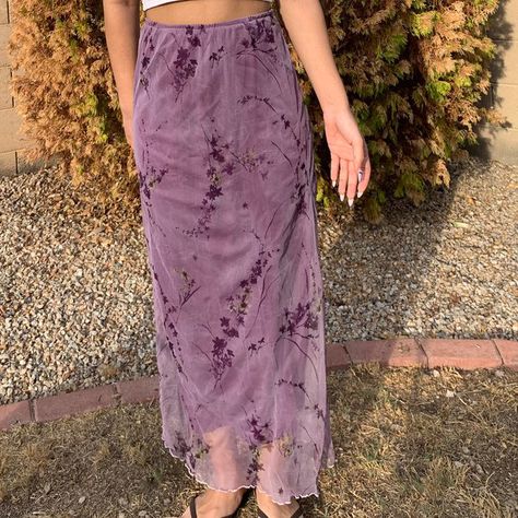 Maxi Skirt Purple, Purple Skirt Aesthetic, Aesthetic Outfits With Long Skirts, Purple Outfits Aesthetic, Floral Maxi Skirt Outfit, Fall Maxi Skirt, Purple Skirt Outfit, Purple Floral Skirt, Purple Maxi Skirt