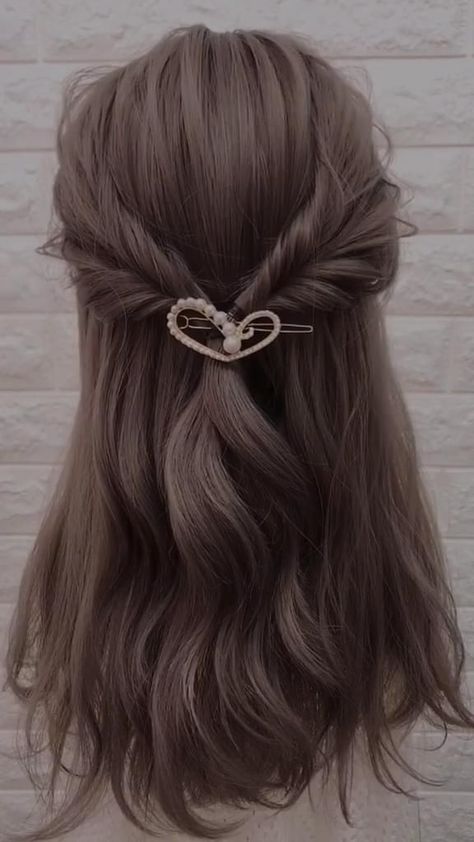 Super Easy Wedding Hairstyles, Medium Length Hairstyle Tutorials, Medium Hair Styling Tutorials, Simple Hairstyles For Medium Hair Half Up, Subtle Eyeshadow For Brown Eyes, Simple Yet Elegant Hairstyles, Simple Hair Ideas For Medium Length Hair, Easy Diy Wedding Hair Medium, Hairstyles For Medium Length Hair Summer