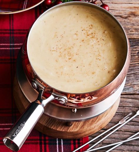 Fondue Ideas, Raclette Recipes, Fondue Dinner, Fondue Night, Fondue Recipes Cheese, Fondue Recipe, Caramelized Shallots, Recipes Cheese, Fondue Party