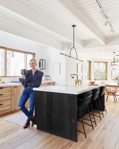 Cabin Kitchen Modern, Kitchens Scandinavian Style, Scandinavian Craftsman Interior, Scandinavian Kitchen Island Ideas, Mountain Modern Home Interiors Kitchen, Scandinavian Mountain House, Scandinavian Cottage Kitchen, Scandinavian Modern Farmhouse, Kitchen Island Organization