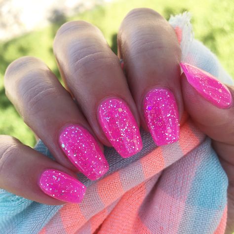 Cute Summer Nail Colors, Nails For Hoco, Pink Sparkly Nails, Bright Pink Nails, Hoco Nails, The Trend Spotter, Summer Nail Colors, Glitter Rosa, Pink Glitter Nails