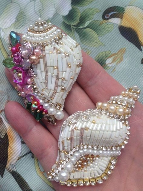 Stones Decoration, Seashell Art Diy, Seashell Design, Oyster Shell Crafts, Art Coquillage, Motifs Perler, Shell Crafts Diy, Sea Crafts, Vintage Jewelry Crafts