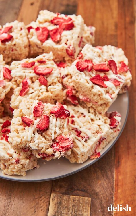 Strawberry Treats For Kids, Strawberry Shortcake Rice Crispy Treats, Strawberry Rice Krispie Treats Recipe, Strawberry Shortcake Rice Krispie Treats, Strawberry Rice Crispy Treats, Picnic Desserts, Krispie Treats Recipe, Rice Krispies Treats, Strawberry Shortcake Recipes