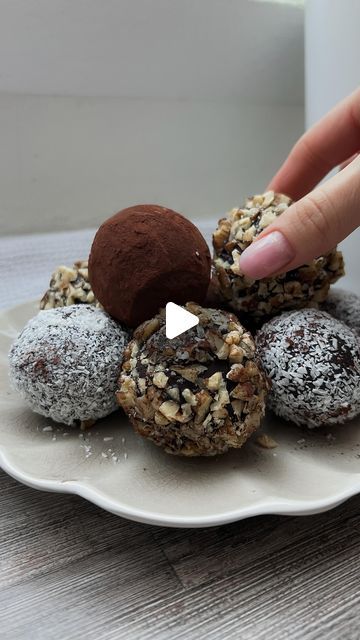 Eleni on Instagram: "5 ingredient rice cake truffles✨ #healthysnack Ingredients: 12 rice cakes 1 banana 8 dates, pitted 1/2 cup nut butter (I used cashew butter) 100g melted dark chocolate In a food processor combine rice cakes, banana, dates and nut butter. Pulse until the mixture sticks together. Form the mixture into 8 balls. Place the balls in the freezer for 15 minutes to help the chocolate coating set faster. Dip each one in the melted chocolate and decorate if desired. I used coconut flakes, chopped walnuts and cocoa powder. Store them in the fridge and enjoy🫶 #ricecakesnack #healthytruffles #glutenfree #nobake #dairyfree #easysnack #vegandessert" Date Pieces With Rice Flour Recipes, Rice Cake Chocolate, Rice Cake Balls, Metabolic Renewal, Date Recipes Desserts, Rice Cake Snacks, Rice Flour Recipes, Healthy High Protein Meals, Easy Chicken Dinner Recipes