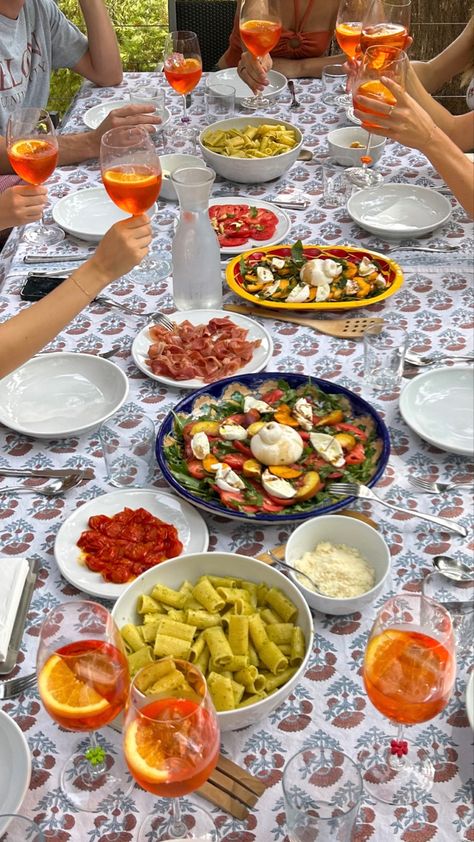 Bridesmaids Dinner Party, Aperol Spritz Hen Party, Aperol Spritz Aesthetic Party, Aperol Spritz Party, Italian Summer Dinner Party, Aperol Spritz Aesthetic, Spritz Aesthetic, Spritz Party, Italy Pasta