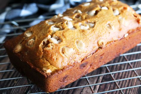 Pumpkin White Chocolate Chip Bread White Chocolate Bread, Pumpkin White Chocolate, Monkey Breads, Chocolate Chip Bread, Thanksgiving Desserts Easy, White Chocolate Chip, Chocolate Bread, Fall Flavors, Melting Chocolate Chips