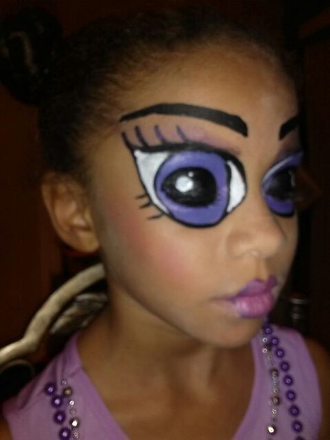 I did this. Big eyes makeup Big Eye Eyeliner, Big Eyeliner Makeup, Big Almond Eyes, Silly Makeup, Big Eyeliner, Eyeliner For Big Eyes, Doll Makeup Halloween, Spider Lashes, Beady Eyes