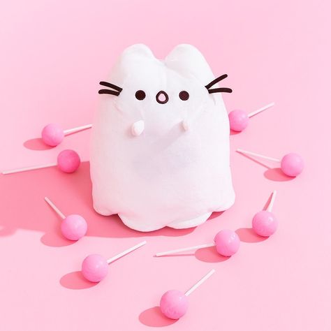 #BOOSHEEN IS HERE! 👻 This spooky cute ghost plush not only lights up but she also has a belly full of candy 🍬 Swipe to reveal her ghostly… Pusheen Drawings, Ghost Plushie Pattern, Ghost Cat Crochet, Plushie Design, Ghost Princess, Pusheen Cat Plush, Halloween Pusheen Plush, Ghost Plush, Pink Cat Plushie