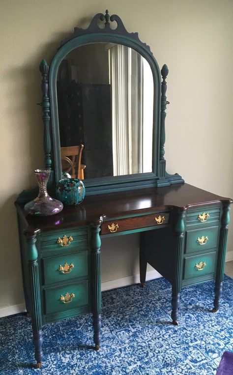 Vanity Color Ideas Paint, Vanity Refurbished Diy Painted Furniture, Vanity Refinishing Ideas, Restored Vanity Ideas, Green Furniture Flip, Diy Painted Vanity, Vanity Repurpose Ideas, Upcycle Vanity Table, Vanity Diy Makeover