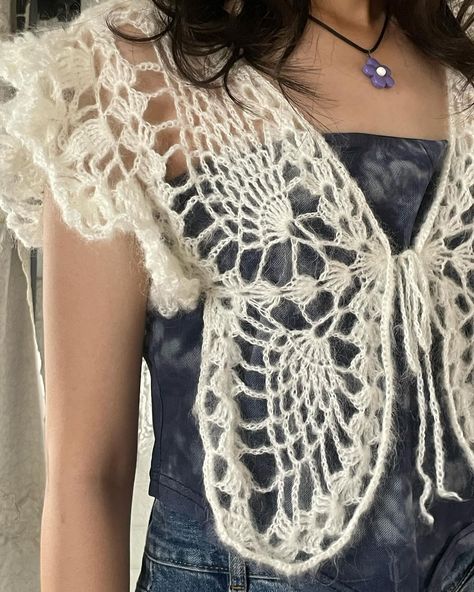 hana欣🐌 | Fairyland Butterfly Vest 🤍 Pattern by @lulubunny319 🥰 #crochet #crocheting #crochetando #crochetlove #crochetlover… | Instagram Butterfly Patterns, Crochet Cardigan Free, Crochet Store, Crochet Butterfly Pattern, Crochet Fairy, Crochet Vest Pattern, Crochet Bows, Crochet Tops Free Patterns, Crochet Lace Pattern