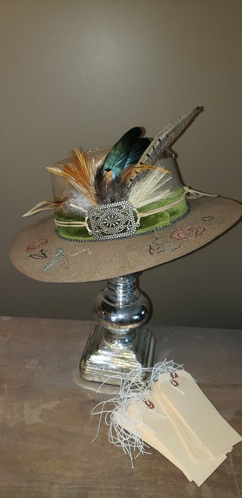 Hat Decorations Ideas, Custom Hat Bands, Hat Bands Diy Ideas, Embellished Cowboy Hat, Decorated Hats, Womens Western Hats, Cowboy Hat Design, Custom Cowboy Hats, Hat Decor