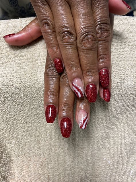 Christmas Nail Designs Holiday Short, Short Coffin Christmas Nail Designs, Red Glitter Ombre Nails, Glitter Winter Nails, Nails With Glitter Accent, Red Sparkle Nails, Christmas Nail Designs Holiday, Nail Artwork, Red And White Nails