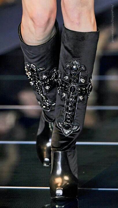 Cross Cross Boots, Versace Boots, Medieval Shoes, Versace Fashion, Estilo Chic, Shoe Boot Sandals, Fashion Styling, Cross Bag, Women Boots