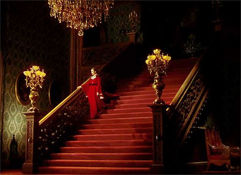 The Classic Scarlett O'Hara Grand Staircase from the film Gone with the Wind Gone With The Wind Aesthetic, Top Paint Colors, Carpet Staircase, Sam Wood, Vivian Leigh, Rhett Butler, Residence Life, Scarlett O Hara, Wonder Art