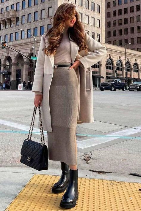 Trending winter outfits to copy London Moodboard, Trending Winter Outfits, Winter Layering Outfits, Long Skirt Winter, Fuzzy Skirt, Long Coat Outfit, Boho Fashion Winter, Outfits Nyc, Outfits To Copy