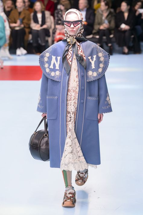 All the Looks From Gucci Fall 2018 Gucci Fashion Show, Gucci Runway, Digital Dress, Gender Fluid Fashion, Mode Editorials, Gucci Models, Gucci Fashion, Fashion Advertising, Runway Models