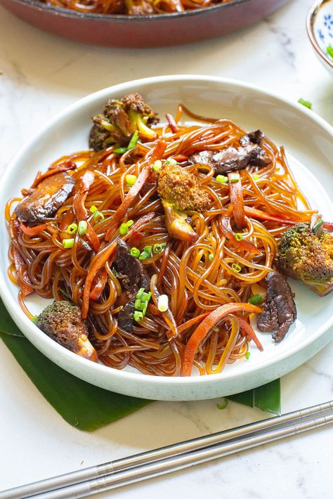 Japchae is a Korean stir fry that perfectly showcases sweet potato noodles or “dangmyeon”—they’re chewy, slippery, and really soak up flavor. This dish is really quick and simple to make, but the combo of textures and flavors always stays in my mind long after I’ve finished eating. Korean Sweet Potato Noodles, Sweet Potato Stir Fry, Stir Fry Noodles Recipe, Korean Stir Fry, Fried Noodles Recipe, Pan Fried Noodles, Fried Noodle, Crispy Noodles, Singapore Noodles