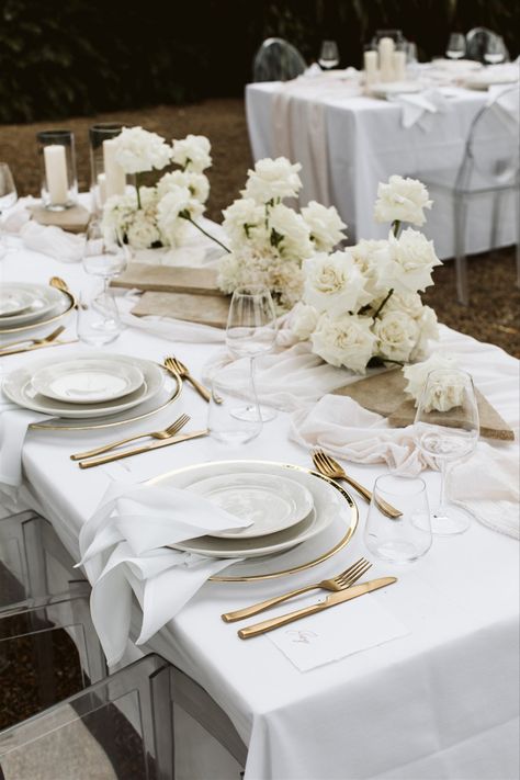 White Dinner Table, Wedding Dinner Table Setting, Lunch Table Settings, White Wedding Table Setting, Wedding Plate Setting, Dinner Table Set Up, Hire Style, Gold Table Setting, Modern Tablescape