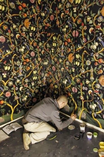 MARK SANDS / Artist, Brooklyn (hand-painted chinoiserie mural at Avebury Manor)  (via Dealtry) Chinoiserie Mural, Wal Art, Hand Painted Wallpaper, Chinoiserie Wallpaper, Painting Wallpaper, Art Et Illustration, Wall Treatments, Artist At Work, Chinoiserie