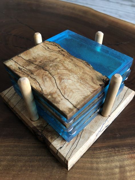 Resin Wood Ideas, Wood And Epoxy Coasters, Wood Epoxy Coasters, Epoxy Resin Art Ideas Diy, Epoxy Coaster Ideas, Apoxie Resin Ideas, Epoxy Coasters Diy, Epoxy Resin Crafts Wood, Wood Epoxy Projects