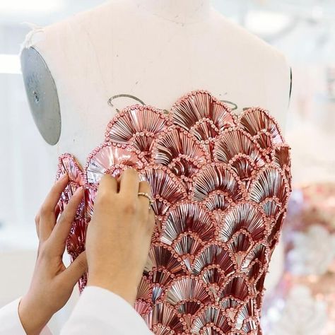 Oscar de la Renta on Instagram: "Rose gold embroidery fans out to create an architectural scallop for the #odlrprespring2025 mini. #odlratelier" Couture Embroidery Designs, Scale Embroidery, Sewing Rhinestones, Fan Embroidery, Baby African Clothes, Scallop Embroidery, Rose Gold Clothes, Embroidery Styles, Edgy Bridal