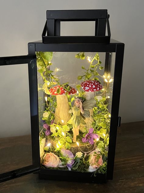 Fairy House Wedding Centerpiece, Fairy Light Terrarium, Fairy Garden Wedding Centerpieces, Fairy Garden Table Decor, Enchanted Forest Centerpiece Ideas, Fairy Decorations Party, Enchanted Fairy Garden Party Decoration, Fairy Table Decor, Fairy Centerpieces