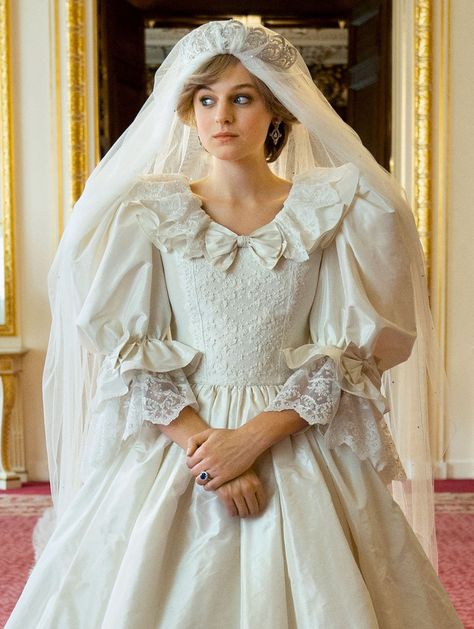 Emma Corrin Diana, The Crown Aesthetic, Princess Diana Wedding Dress, Camila Parker, Princesa Margaret, Diana Wedding Dress, Crown Women, The Crown Season, Emma Corrin