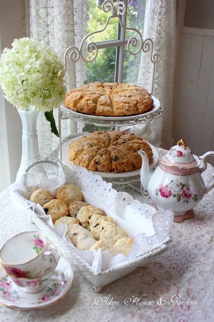 Victorian Tea Party, English Tea Party, Tea Time Food, High Tea Party, Pretty Tea, House Gardens, Tea Party Food, Afternoon Tea Parties, Chocolate Caliente